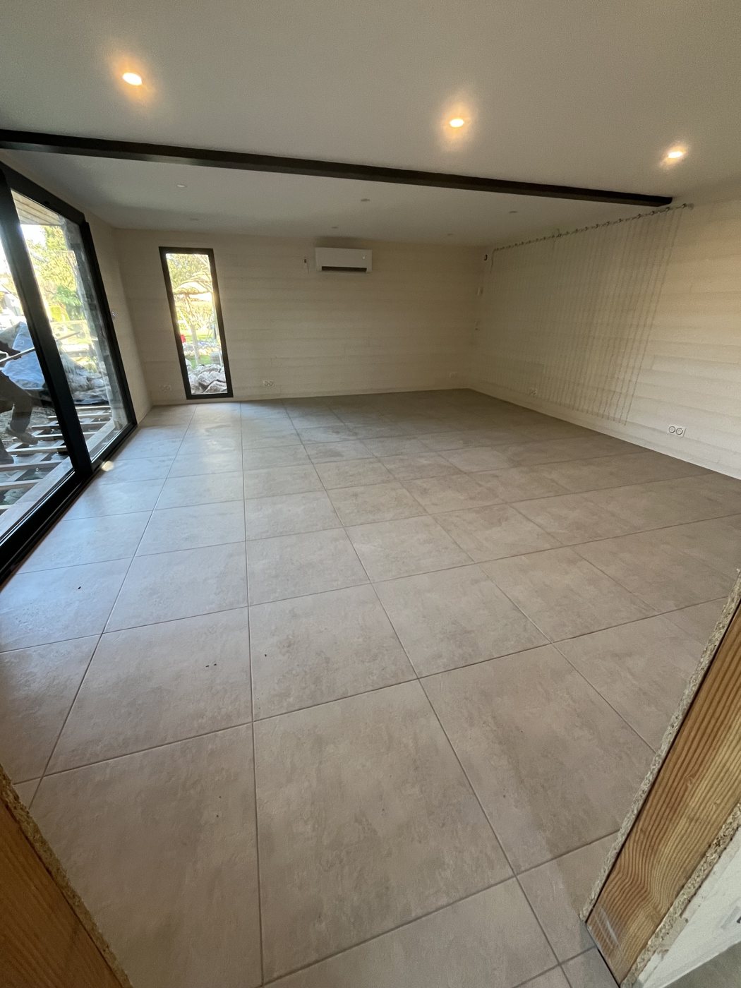 Carrelage grand format effet béton dans un séjour contemporain