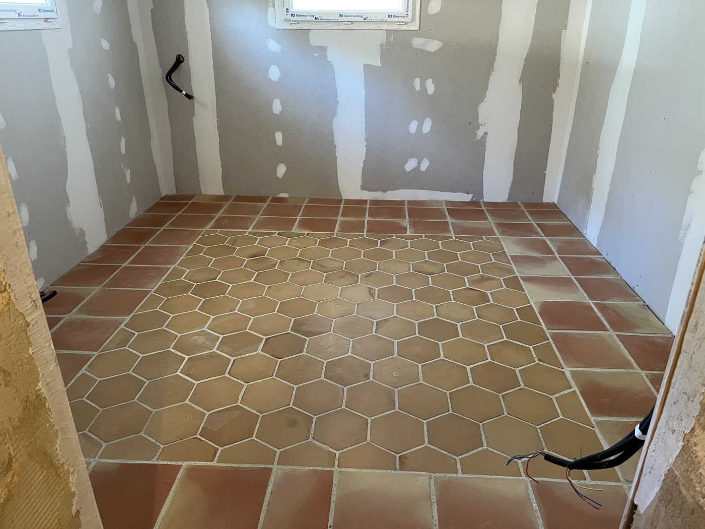 Tomettes hexagonales en terre cuite, pose traditionnelle