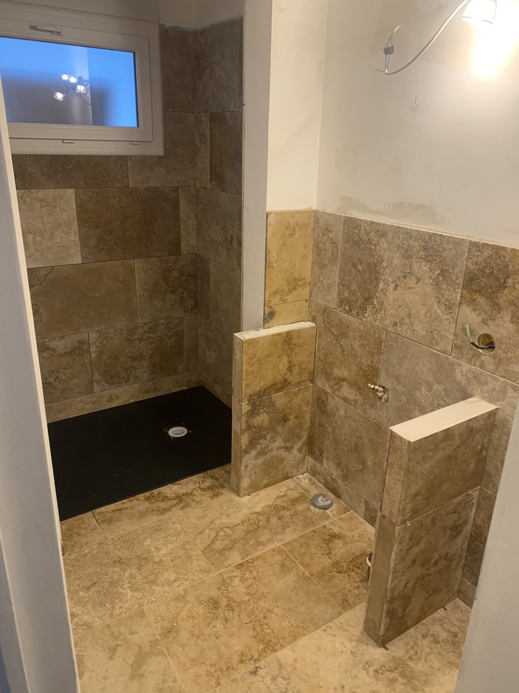 Pierre naturelle et travertin posés en salle de bain