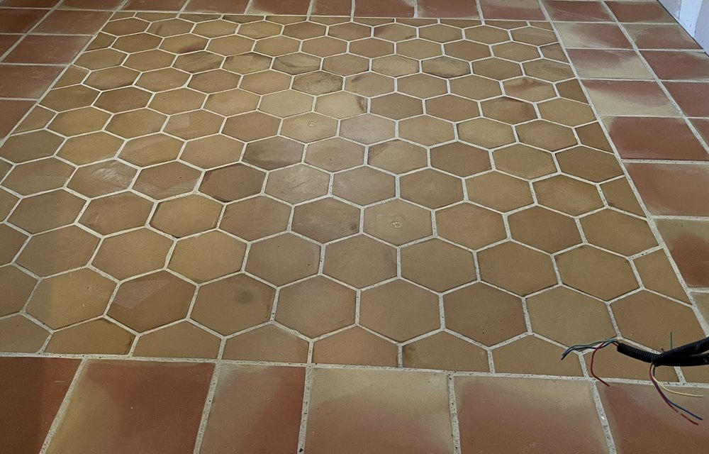 Tomettes hexagonales en terre cuite posées par AMCarrelage